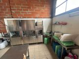 une grande cuisine avec beaucoup d'espace de plan de travail