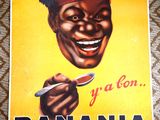 affiche représentant une femme souriante tenant une cuillère devant une banane