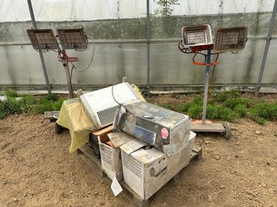 une pile de cartons posée par terre devant un immeuble