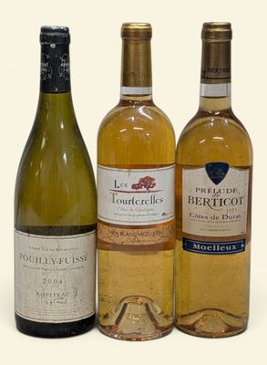trois bouteilles de vin posées les unes à côté des autres sur une surface blanche