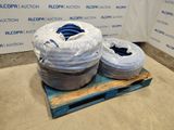une palette contenant deux rouleaux de film plastique bleu et blanc