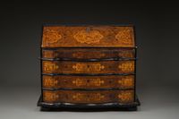 Commode scribane à façade mouvementée, en placage de noyer e…