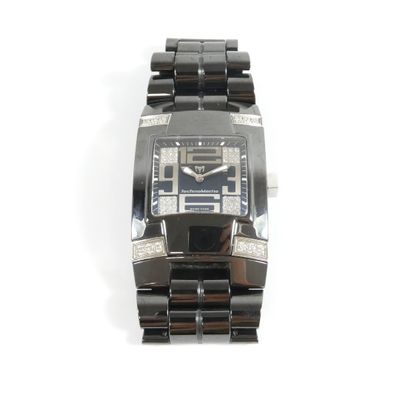 une image de montre sur fond blanc