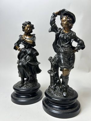 paire de figurines en bronze représentant un garçon et une fille accompagnés d'un chien