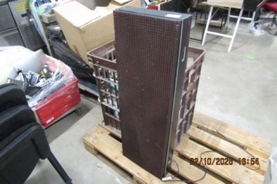 une photo d'une grande enceinte posée sur une palette dans un entrepôt