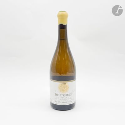 une bouteille de vin posée sur une table