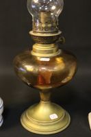 Lot de trois lampes à pétrole, une en laiton et verre ambré … (photo 4)