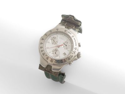 une montre posée sur une surface blanche