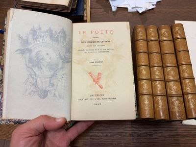 une personne tenant un livre ouvert sur une table
