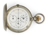 une vieille montre de poche en argent, avec un cadran blanc orné de chiffres romains