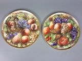 deux assiettes remplies de fruits posées sur une table