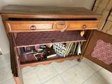 un petit bureau surmonté d'une étagère