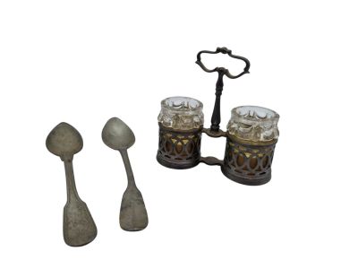 trois cuillères et deux salières et poivrières