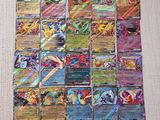 une pile de cartes pokemon posée sur une table