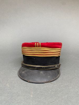 une image représentant un chapeau orné d'un ruban rouge