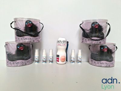 trois sacs contenant chacun des objets différents, posés sur une table