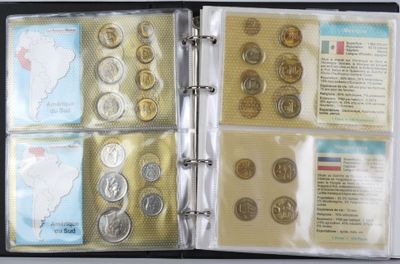 un livre dans lequel se trouvent plein de pièces de monnaie