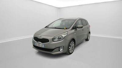 Une voiture grise est garée dans une pièce blanche au sol blanc.