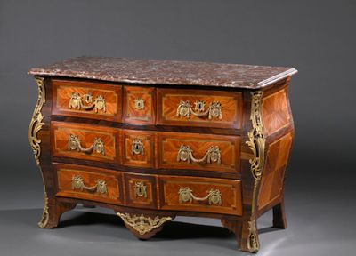 commode ancienne avec dessus en marbre et poignées en laiton