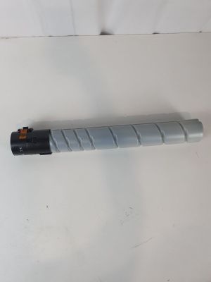 un gros plan d'un stylo posé sur une table, sur fond blanc