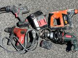 de nombreux outils posés à même le sol