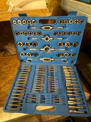 une boîte à outils bleue contenant tout un tas d'outils