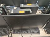 beaucoup d'ordinateurs posés sur un bureau