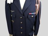 uniforme de pilote avec une casquette et une corde, sur un mannequin