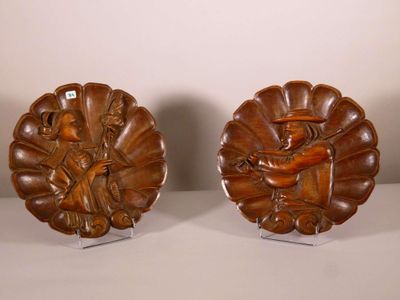 paire de plaques en bois sculpté représentant un homme et une femme