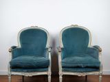 paire de fauteuils recouverts de velours bleu, de style Louis XV