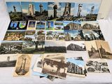un lot de vieilles cartes postales sur une table