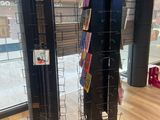 un présentoir de livres et de magazines dans un magasin