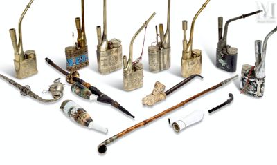 de nombreux types différents de traces de fumée de pipe sur une surface blanche
