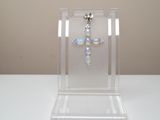 une vitrine transparente contenant une croix