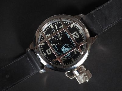 gros plan d'une montre sur une surface noire