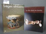 deux livres consacrés à l'art et à l'artisanat africains, exposés sur une table
