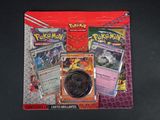 un gros plan sur un paquet de cartes Pokémon posé sur une table