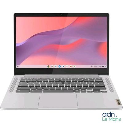 une image représentant un ordinateur portable blanc posé sur une surface blanche