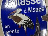 un panneau bleu surmonté d'une cigogne blanche