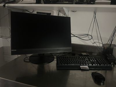 une photo d'un bureau d'ordinateur avec un écran et un clavier