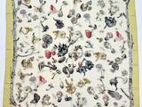 un gros plan sur un foulard carré orné de nombreux chats