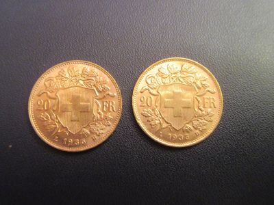 deux pièces d'or ornées d'un blason, posées sur un fond noir