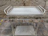 une table en métal posée sur un sol en pierre