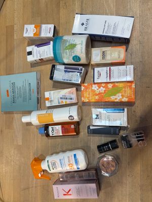 de nombreux types de produits de soins de la peau sur la table