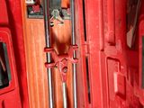 une mallette à outils rouge contenant des outils