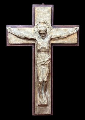 statue de Jésus sur la croix sur fond noir
