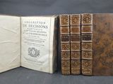 trois livres sont empilés sur une table