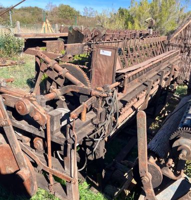 une vieille machine qui traîne dans l'herbe
