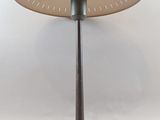 une image représentant une lampe de table sur fond blanc