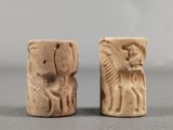 une paire de figurines anciennes en pierre représentant un homme et une femme